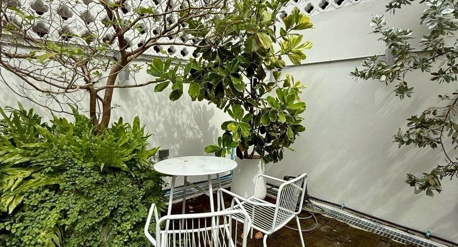 For rent そして for sale retail Space in Phra Khanong, Bangkok