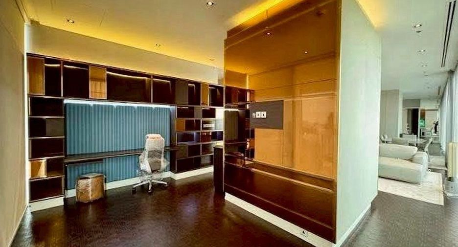 For rent 4 bedrooms condo in Sathon, Bangkok