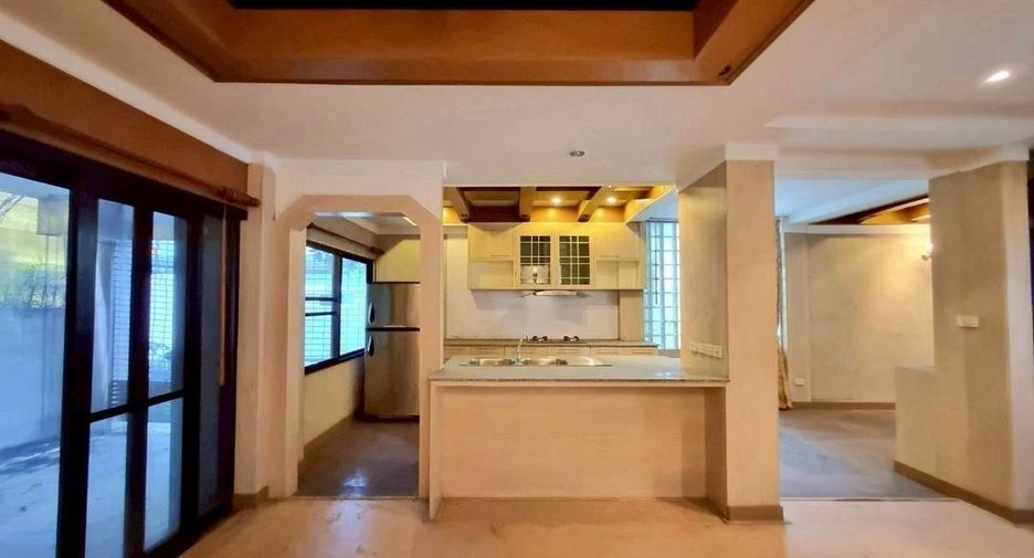 For rent 5 bedrooms townhouse in Khlong Toei, Bangkok
