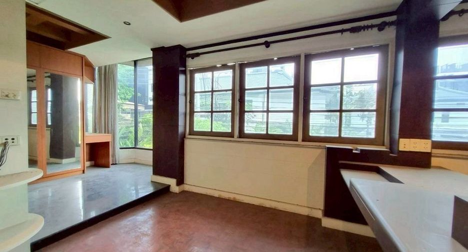 For rent 5 bedrooms townhouse in Khlong Toei, Bangkok