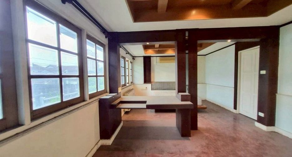 For rent 5 bedrooms townhouse in Khlong Toei, Bangkok