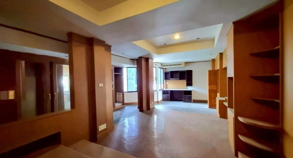 For rent 5 bedrooms townhouse in Khlong Toei, Bangkok
