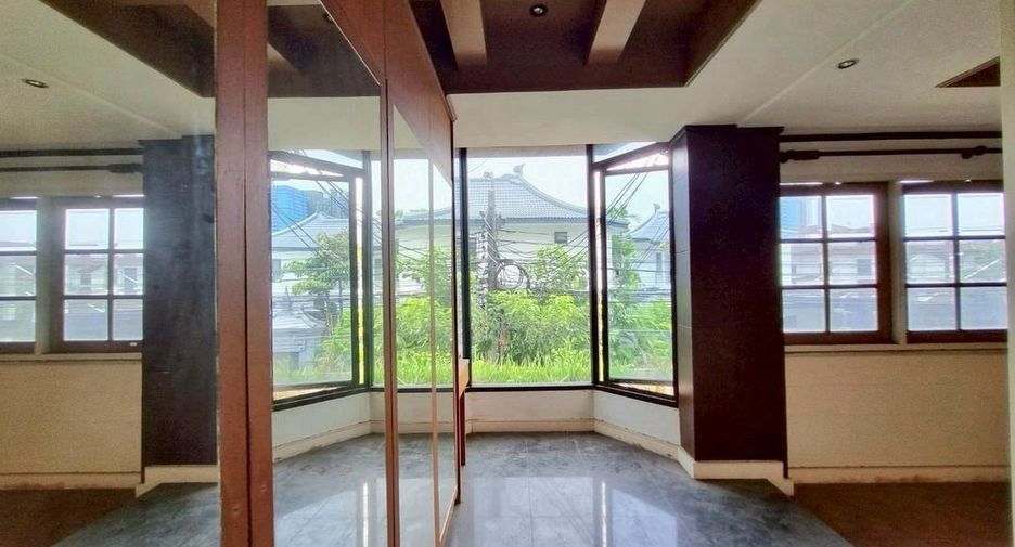 For rent 5 bedrooms townhouse in Khlong Toei, Bangkok