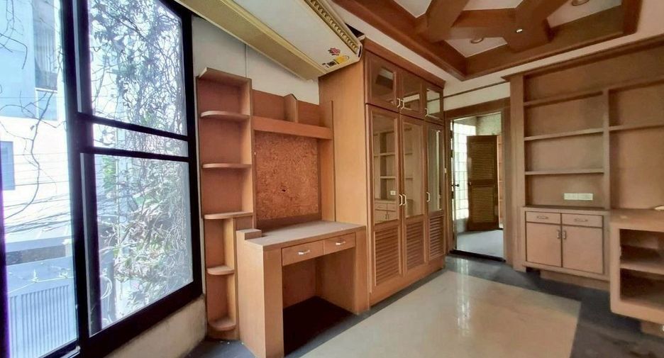 For rent 5 bedrooms townhouse in Khlong Toei, Bangkok