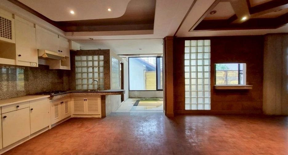For rent 5 bedrooms townhouse in Khlong Toei, Bangkok