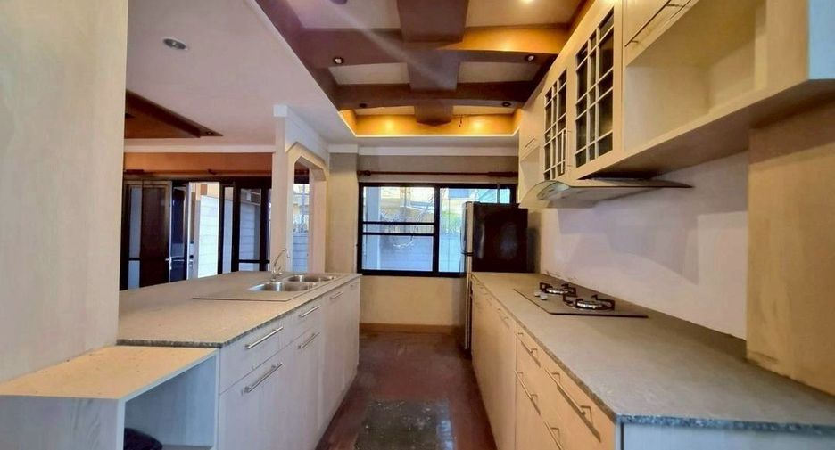 For rent 5 bedrooms townhouse in Khlong Toei, Bangkok