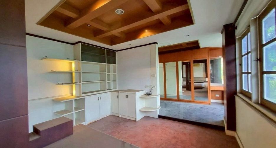 For rent 5 bedrooms townhouse in Khlong Toei, Bangkok