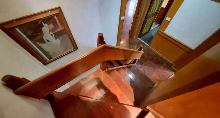 For rent 5 bedrooms townhouse in Khlong Toei, Bangkok