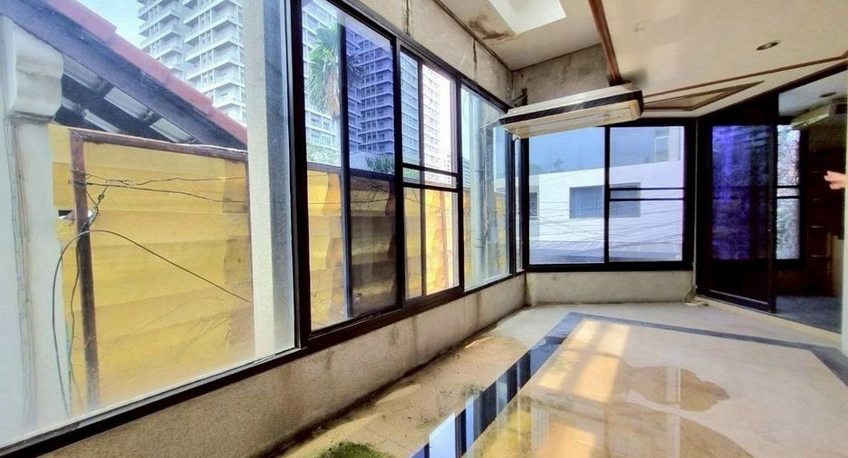 For rent 5 bedrooms townhouse in Khlong Toei, Bangkok