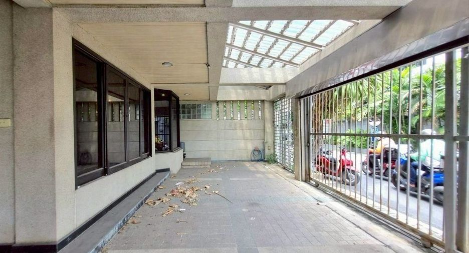 For rent 5 bedrooms townhouse in Khlong Toei, Bangkok