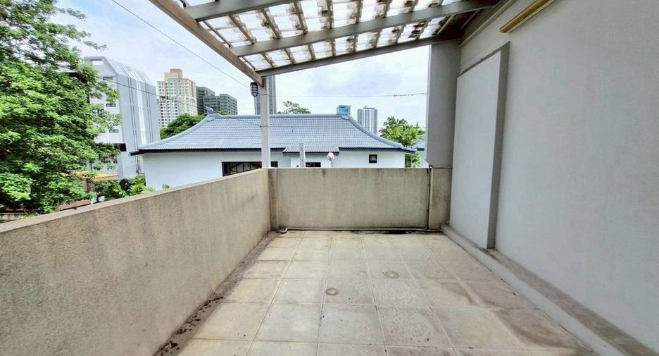 For rent 5 bedrooms townhouse in Khlong Toei, Bangkok