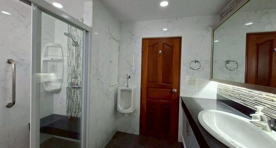 For rent 3 bedrooms condo in Watthana, Bangkok