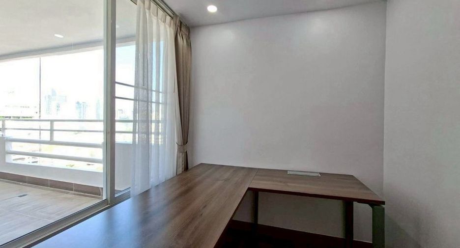 For rent 3 bedrooms condo in Watthana, Bangkok