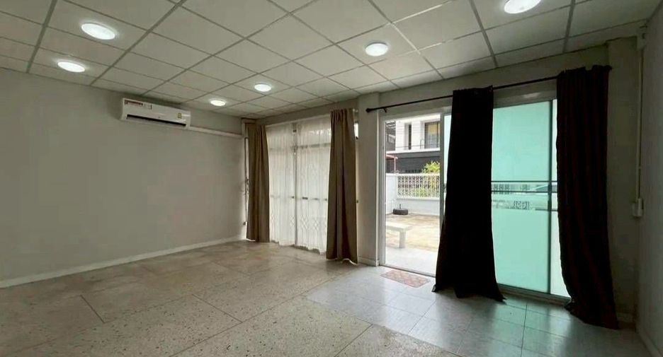 For rent 3 bedrooms house in Suan Luang, Bangkok