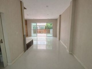 Reihenhaus zum Kauf mit 3 Zimmer in Phasi Charoen, Bangkok