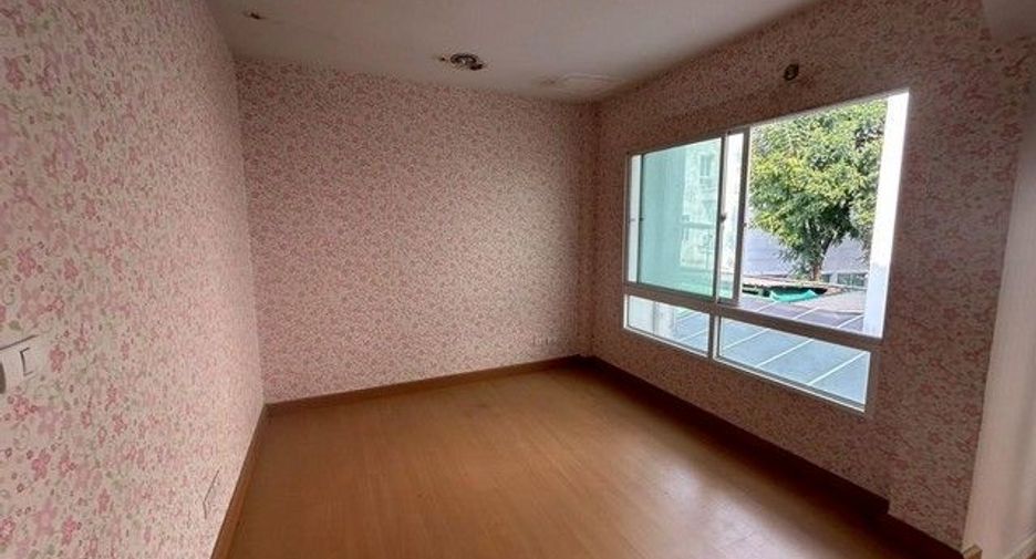 For sale 3 bedrooms townhouse in Phasi Charoen, Bangkok