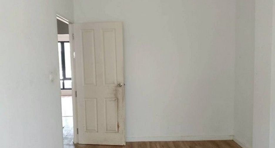 For sale 1 bed townhouse in Lat Krabang, Bangkok