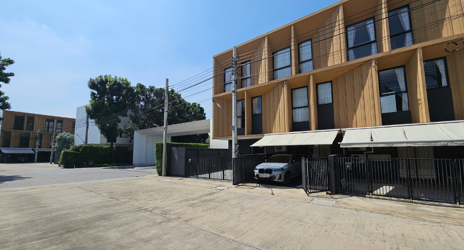 For rent 2 bedrooms townhouse in Bang Khen, Bangkok