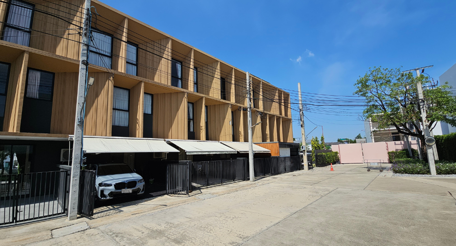 For rent 2 bedrooms townhouse in Bang Khen, Bangkok