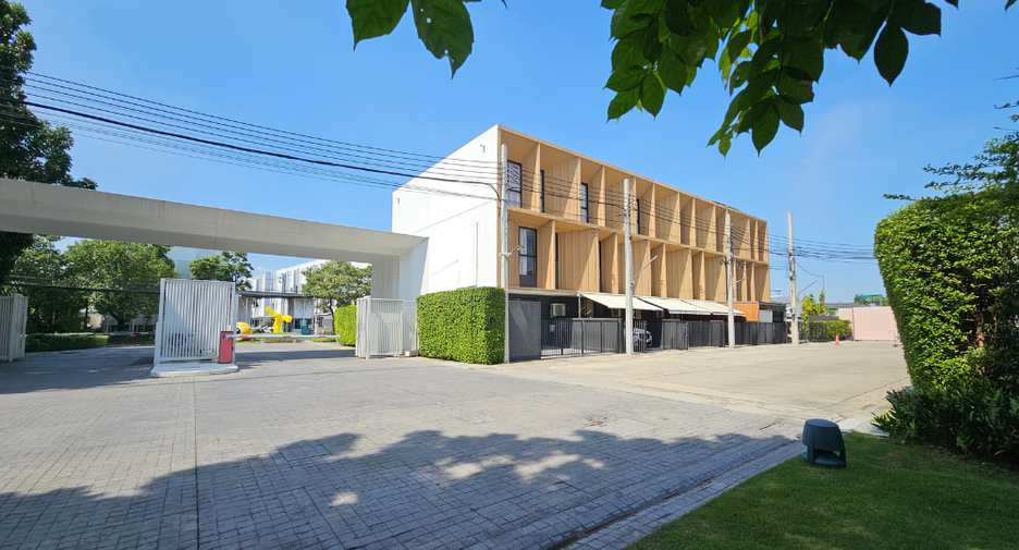 For rent 2 bedrooms townhouse in Bang Khen, Bangkok