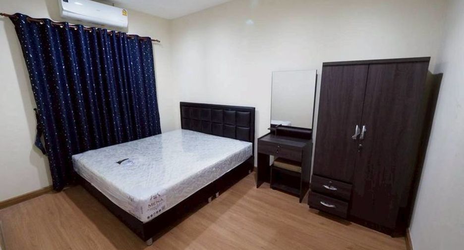 Casa adosada en venta de 4 habitaciones en Si Racha, Chonburi