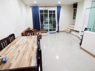 Reihenhaus zum Kauf mit 4 Zimmer in Si Racha, Chonburi