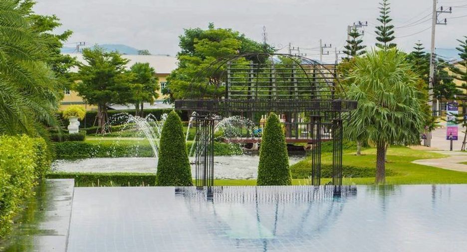 Casa adosada en venta de 4 habitaciones en Si Racha, Chonburi