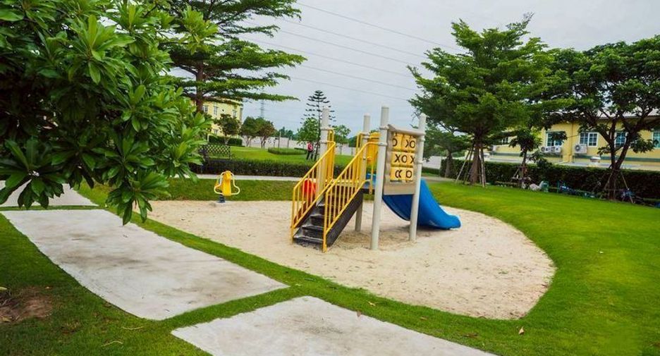 Casa adosada en venta de 4 habitaciones en Si Racha, Chonburi