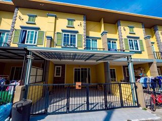Reihenhaus zum Kauf mit 4 Zimmer in Si Racha, Chonburi