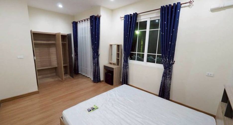 Casa adosada en venta de 4 habitaciones en Si Racha, Chonburi