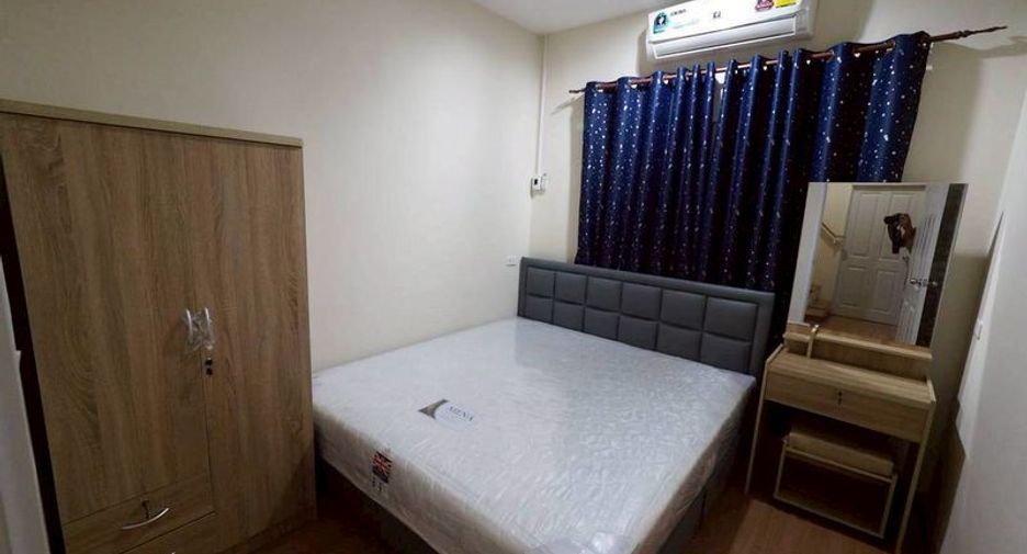 Casa adosada en venta de 4 habitaciones en Si Racha, Chonburi