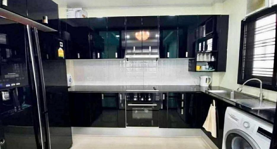 Villa en alquiler de 3 habitaciones en Bang Lamung, Chonburi