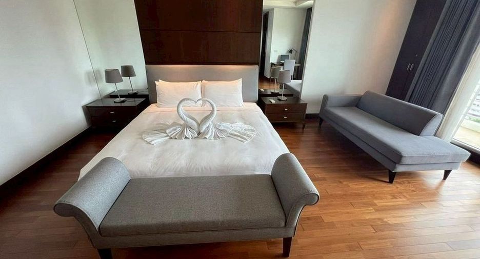 For rent 3 bedrooms condo in Pathum Wan, Bangkok
