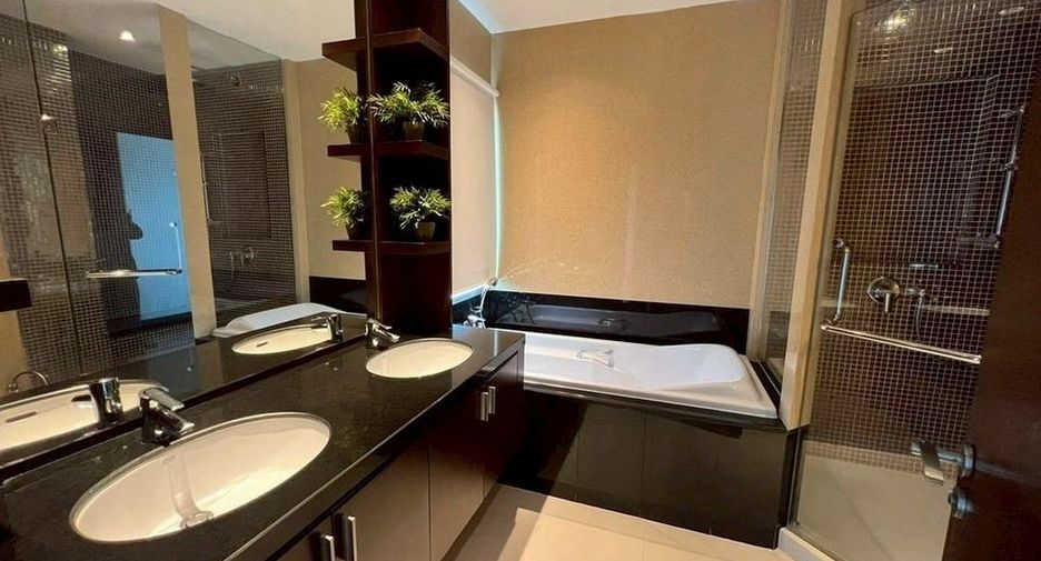 For rent 3 bedrooms condo in Pathum Wan, Bangkok