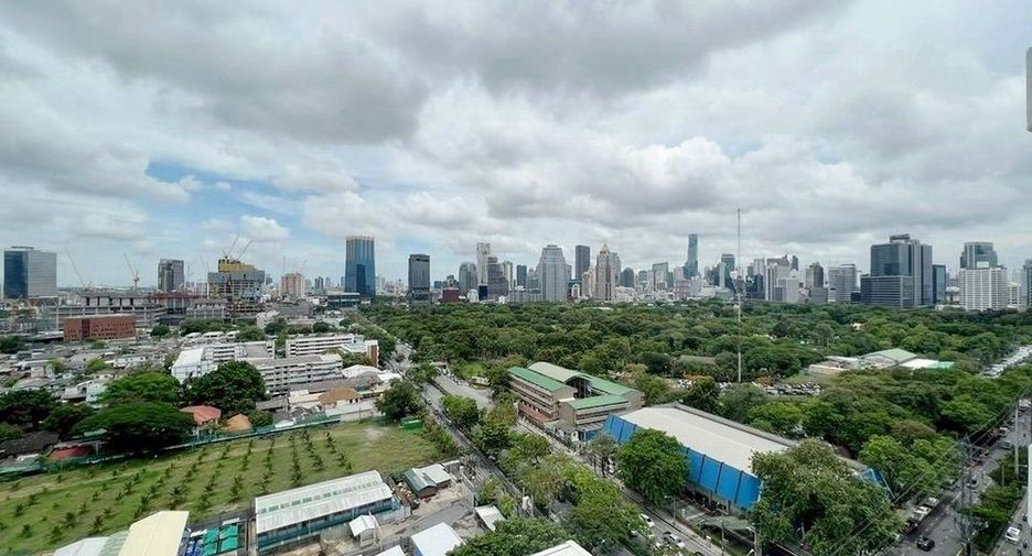 For rent 3 bedrooms condo in Pathum Wan, Bangkok