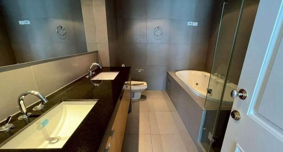 For rent 3 bedrooms condo in Pathum Wan, Bangkok