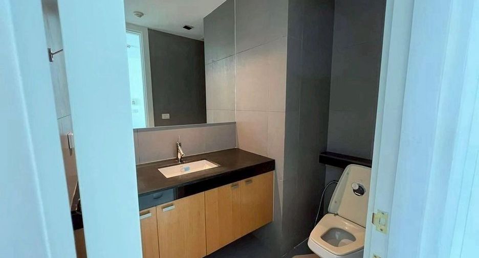 For rent 3 bedrooms condo in Pathum Wan, Bangkok
