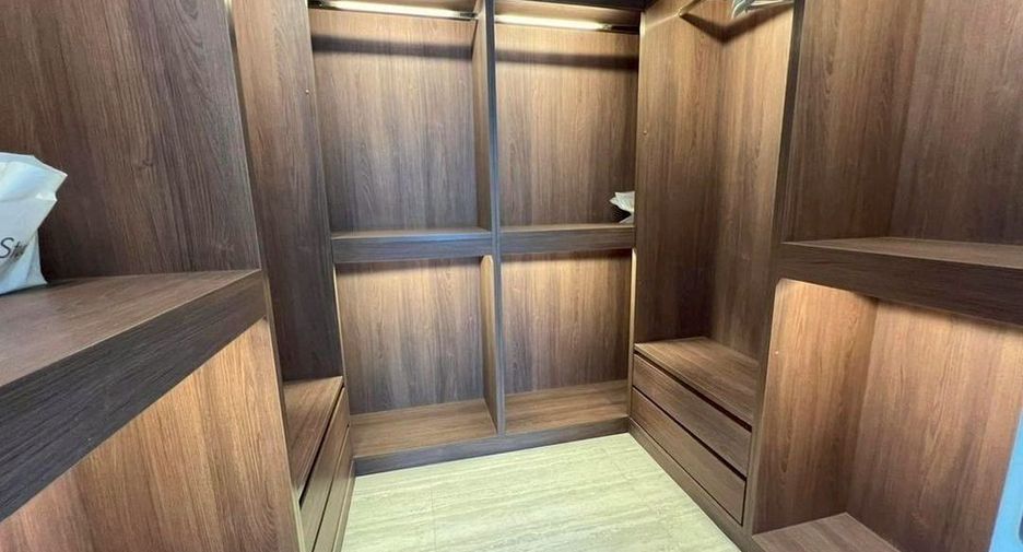 Wohnung zur Miete mit 3 Zimmer in Pathum Wan, Bangkok