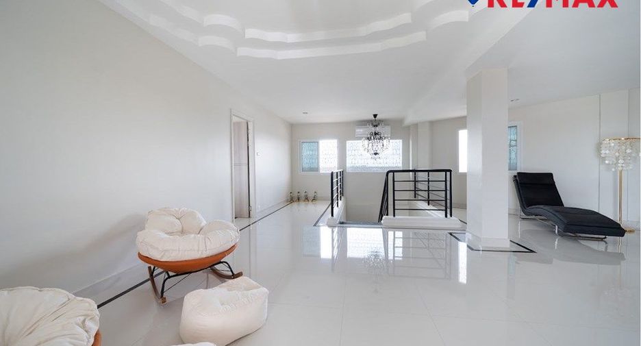 For rent 4 bedrooms condo in Sattahip, Chonburi