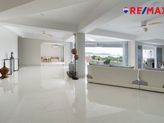 For rent 4 bedrooms condo in Na Jomtien, Pattaya
