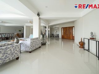 For rent 4 bedrooms condo in Na Jomtien, Pattaya
