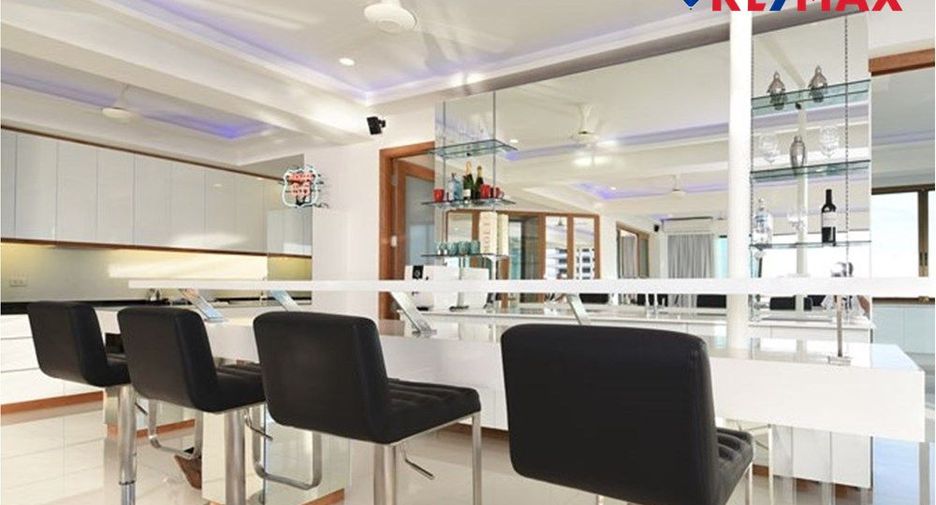 For sale 3 bedrooms condo in Pratumnak, Pattaya