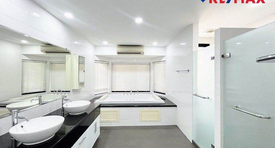 For sale 4 bedrooms house in East Pattaya, Pattaya