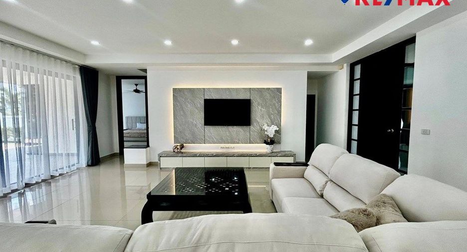 For sale 4 bedrooms house in East Pattaya, Pattaya