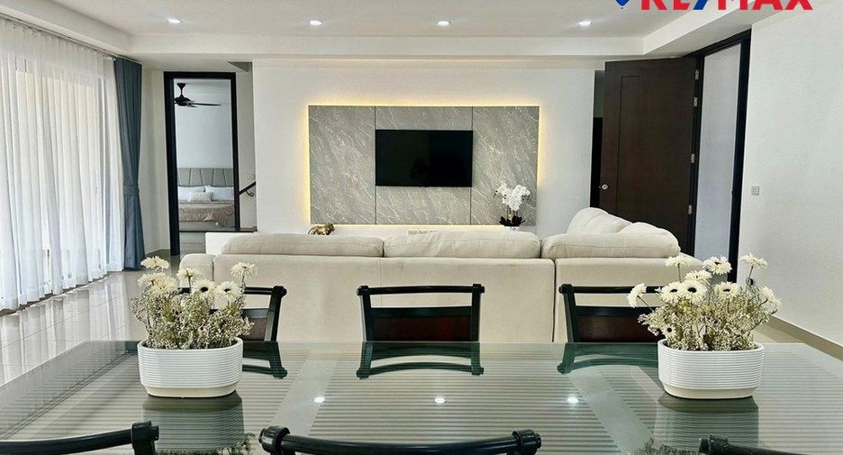 For sale 4 bedrooms house in East Pattaya, Pattaya