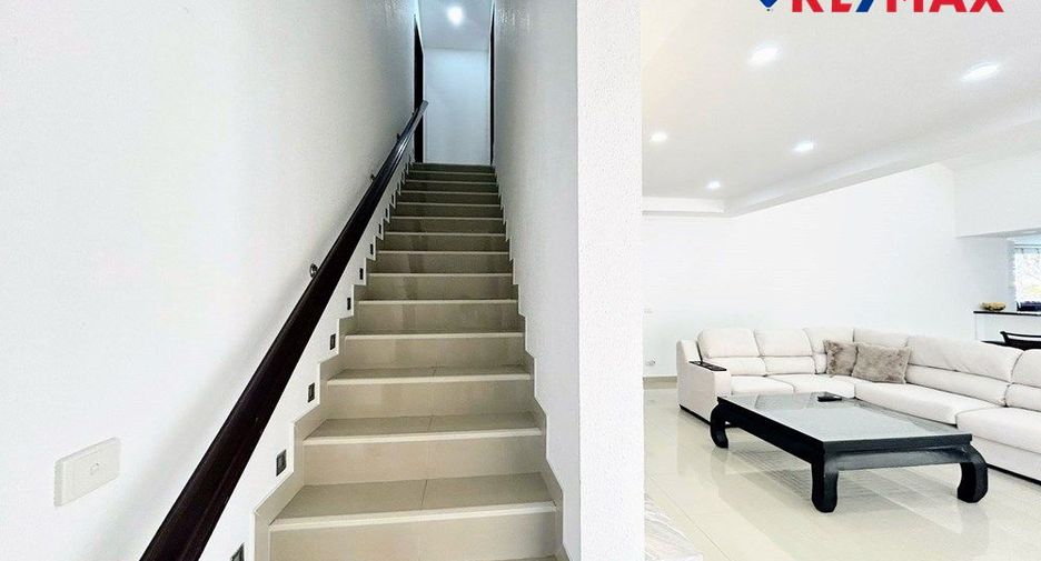 For sale 4 bedrooms house in East Pattaya, Pattaya