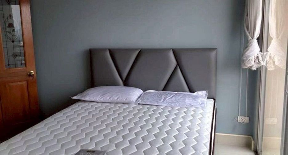 For rent 3 bedrooms condo in Khlong San, Bangkok