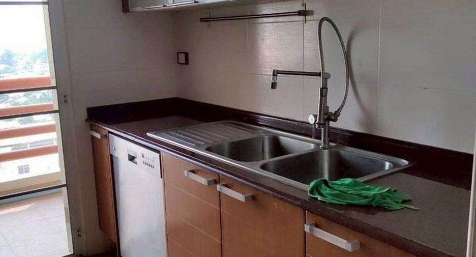 For rent 3 bedrooms condo in Khlong San, Bangkok