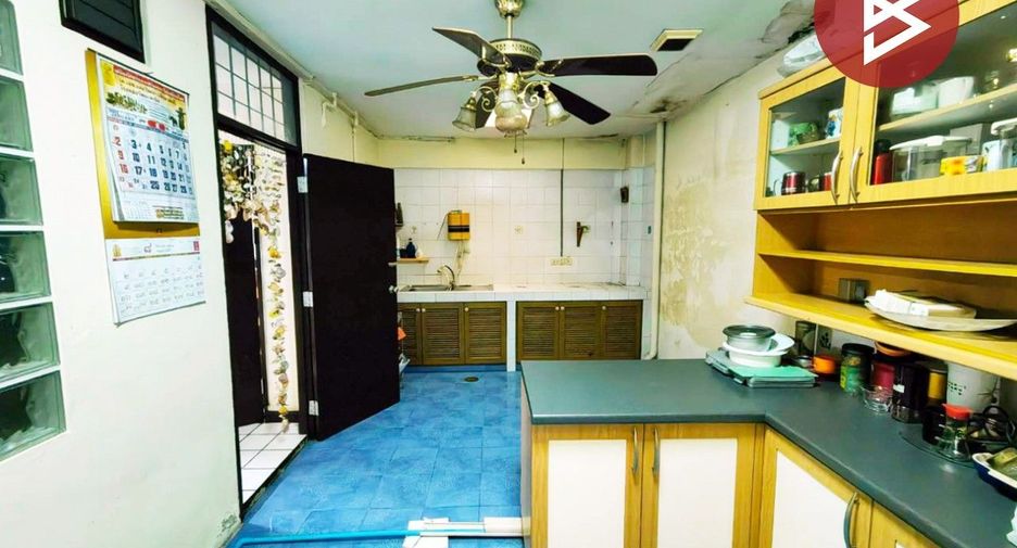 For sale 3 bedrooms townhouse in Bang Kapi, Bangkok
