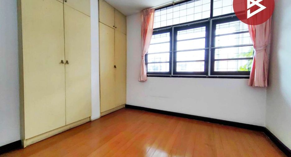For sale 3 bedrooms townhouse in Bang Kapi, Bangkok